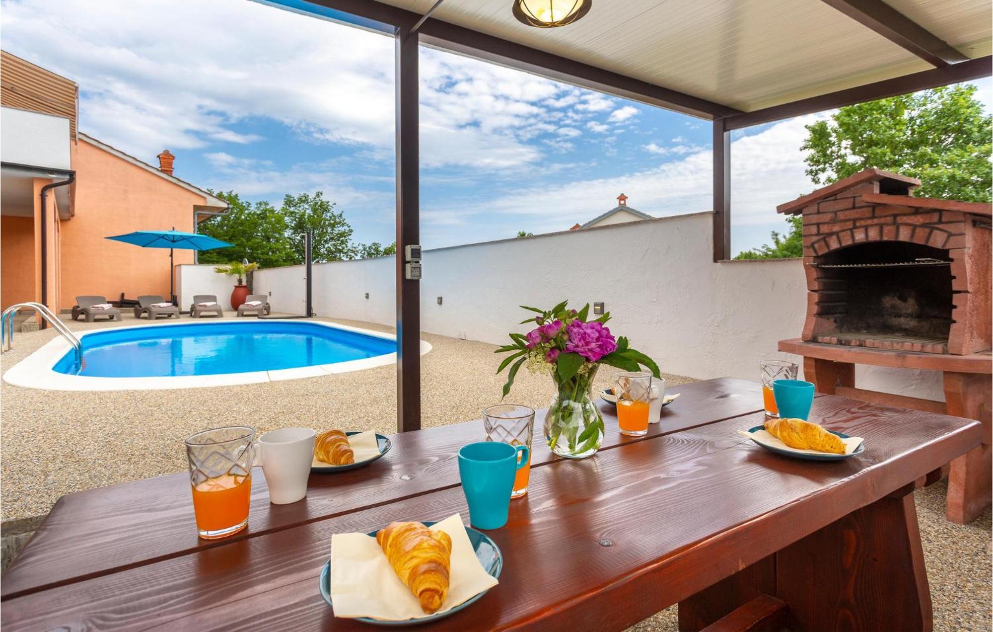 Stunning Apartment In Матульи Экстерьер фото